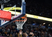 开云sport-湖人队长表现神勇率队取胜，士气大振