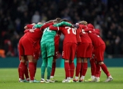 开云下载-足球赛场上球员斗志昂扬，敢拼敢战