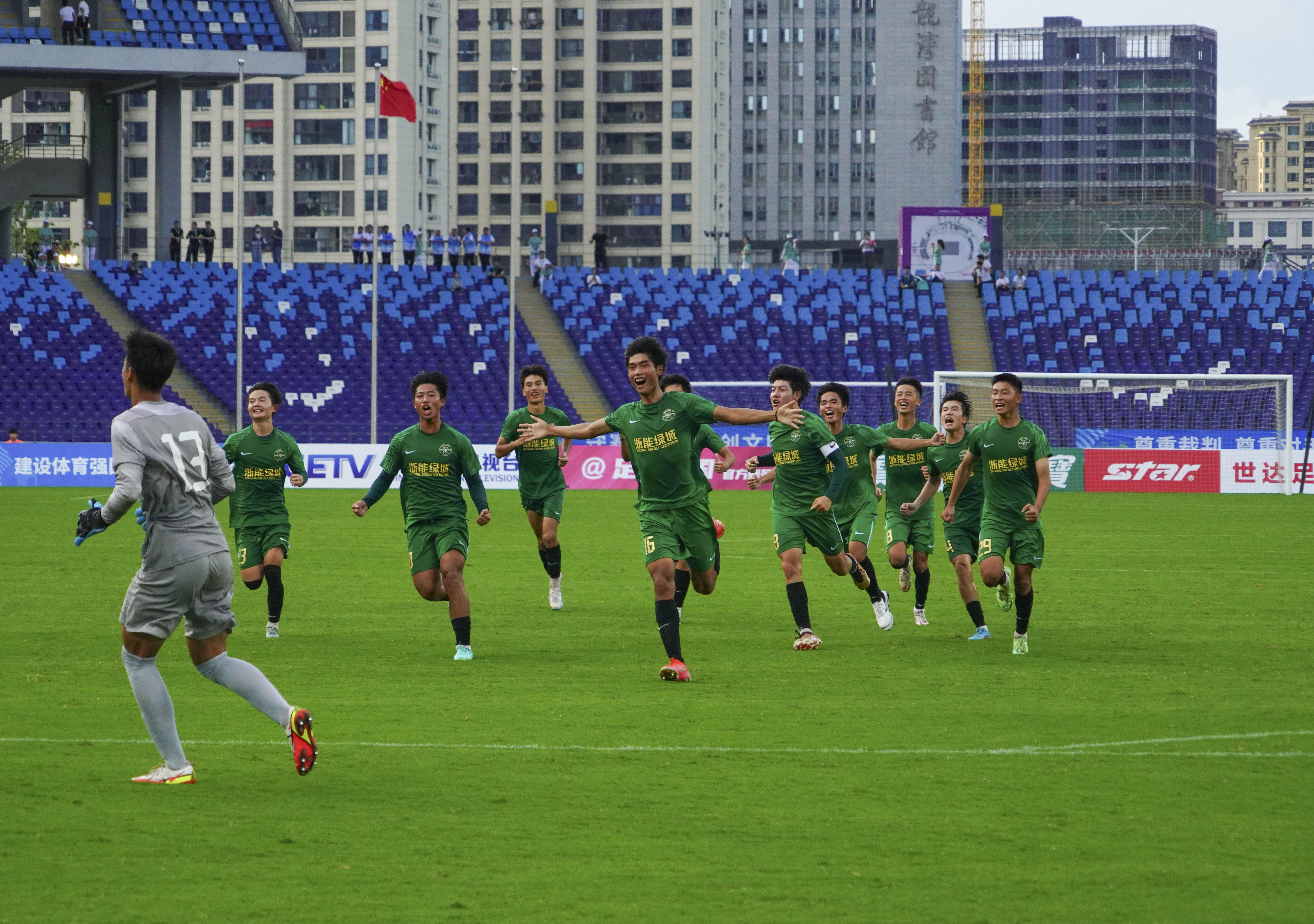 足球赛场上球员斗志昂扬，敢拼敢战