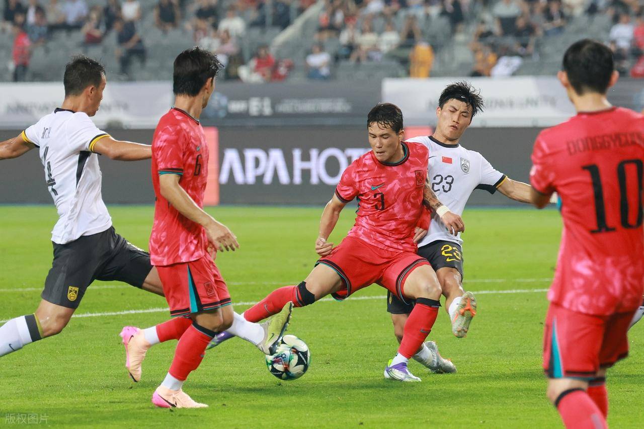 足球运动员实力强劲,取得连胜 足球运动员实力强劲,取得连胜