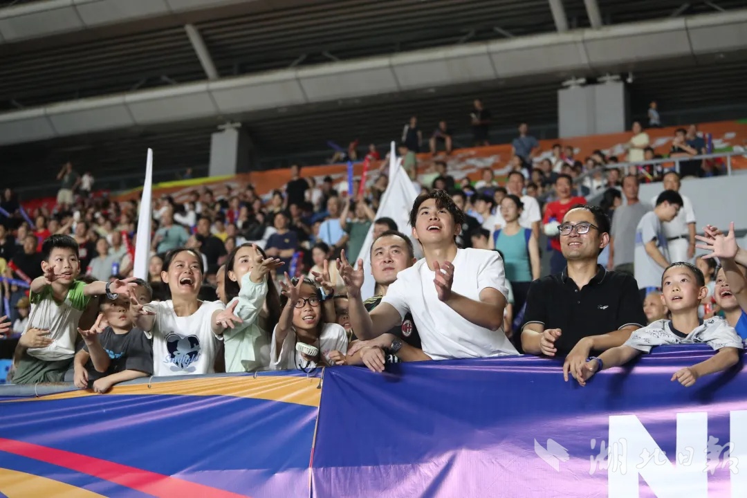 关于比赛精彩纷呈，球队全力以赴奋力拼搏的信息