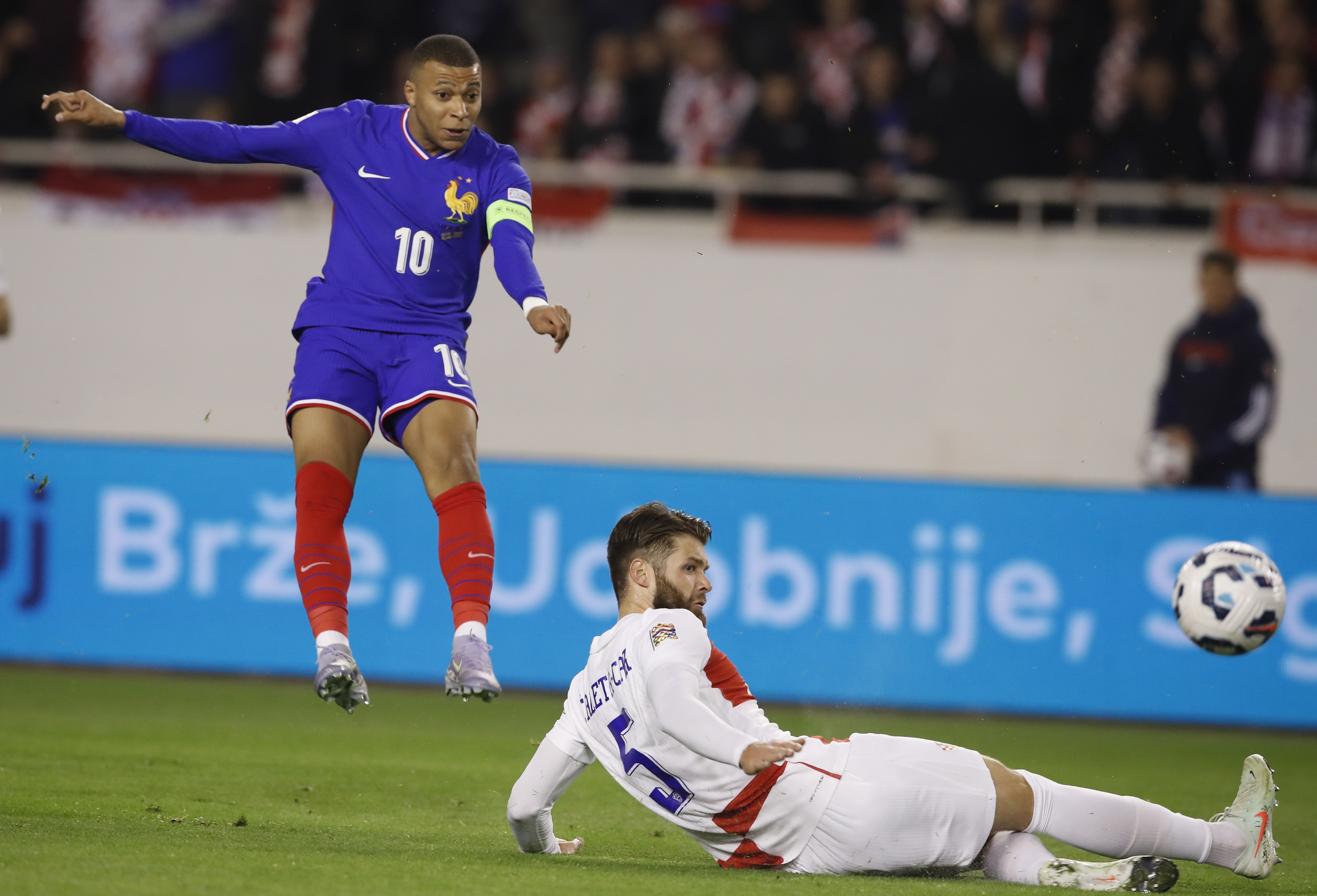 克罗地亚队踢败瑞典,晋级欧洲杯 克罗地亚队踢败瑞典,晋级欧洲杯