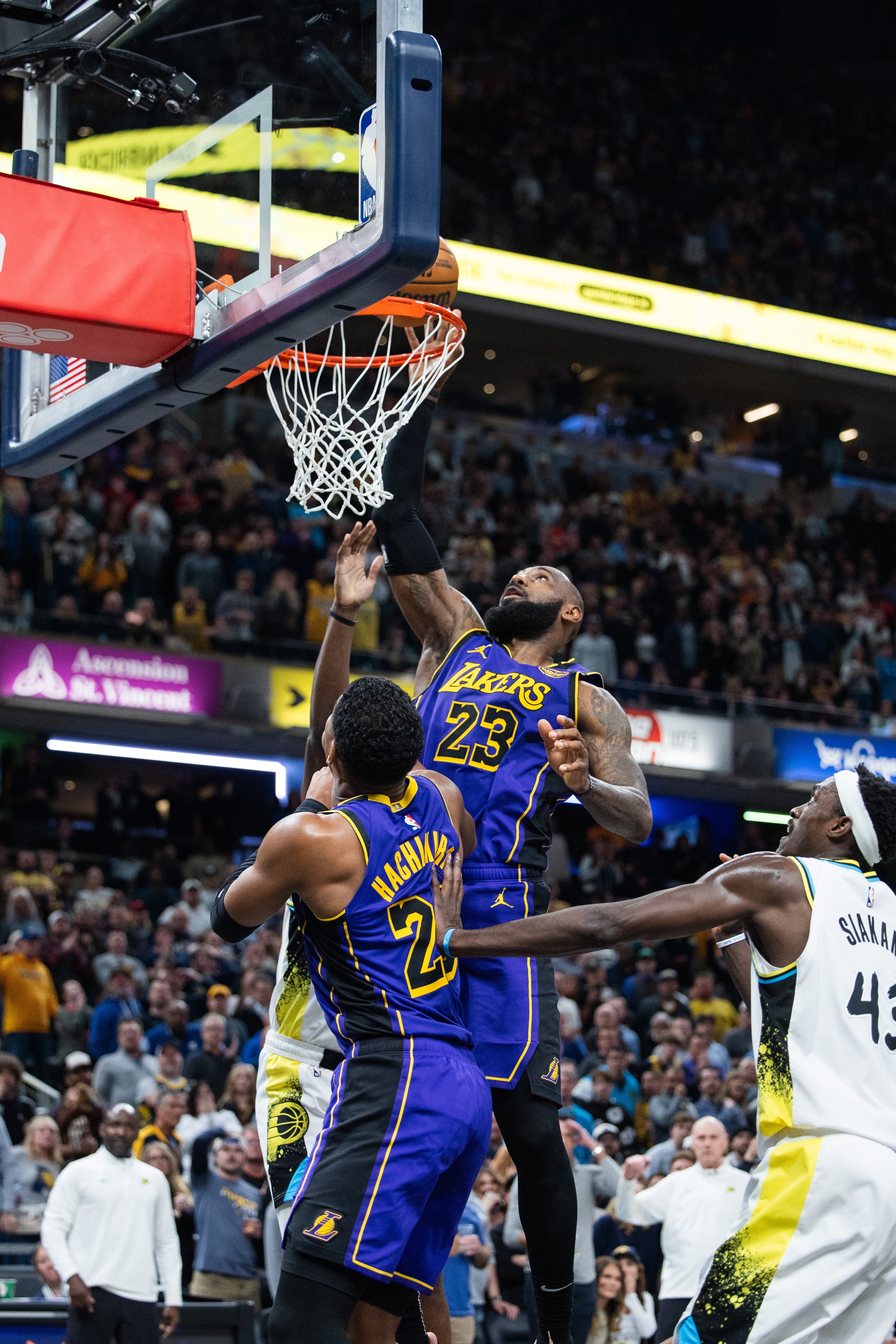 湖人队长表现神勇率队取胜，士气大振