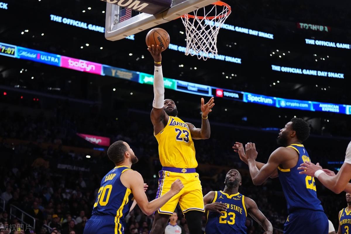 比赛看点十足,球员猛烈冲击球门的简单介绍 比赛看点十足,球员猛烈冲击球门的简单介绍