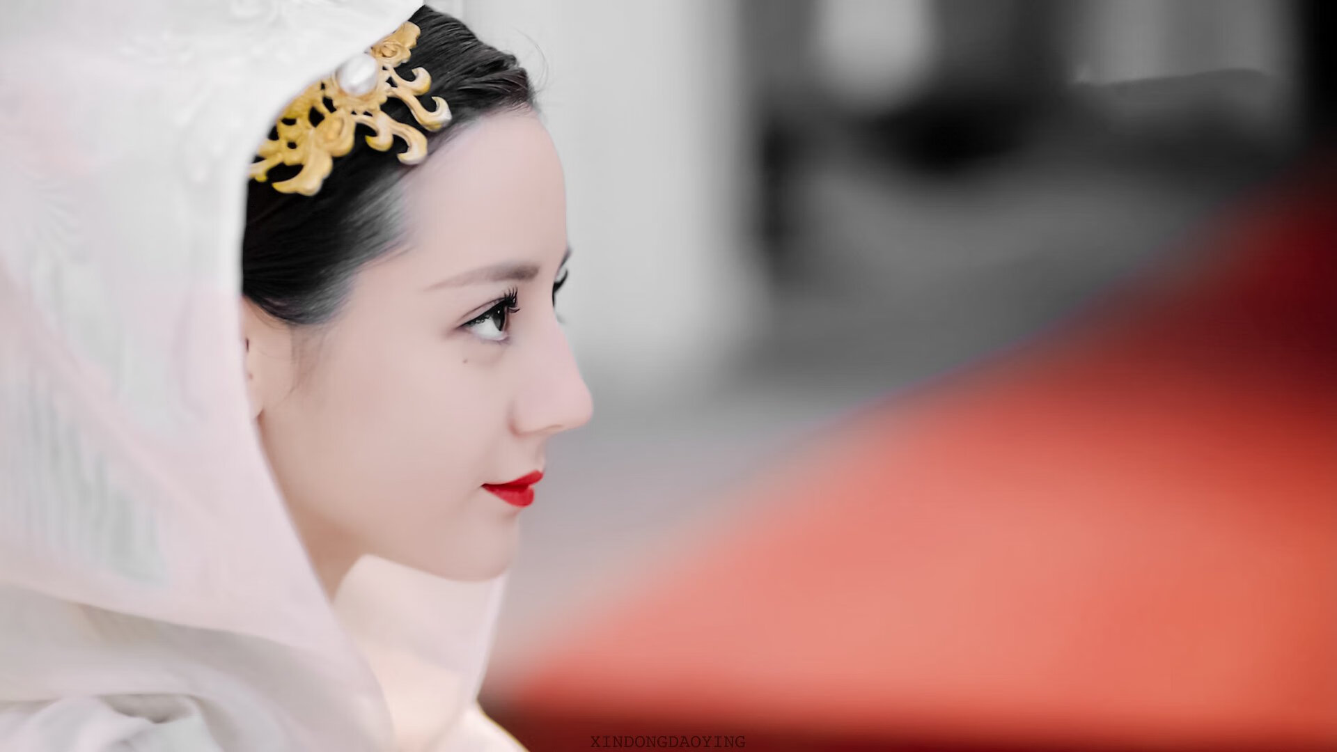 唯一的桥梁,当伊萨克在巴格达的硝烟与基辅的烛光之间奔跑